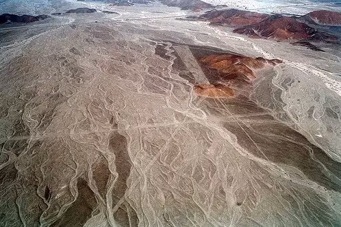 Ở phía tây Altiplano của Bolivia, người ta có thể nhìn thấy những đường lằn bí ẩn dường như kéo dài không hồi kết trên quy mô 22.000 km2. Được xây dựng bởi người cổ đại của Bolivia có lẽ cách đây 3.000 năm. Nó được tạo ra khi những người bản địa dọn sạch lớp phủ của thực vật và đá sẫm màu, để lộ ra lớp đất và đá dưới bề mặt có màu nhạt hơn.