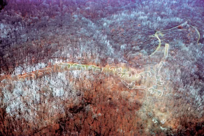 Nằm ở phía tây bắc của Iowa, Đài tưởng niệm Quốc gia Effigy Mounds có khoảng 200 công trình bức vẽ trên mặt đất, khoảng 30 trong số đó có hình động vật; lớn nhất là Big Bear Mound có chiều dài 42m.