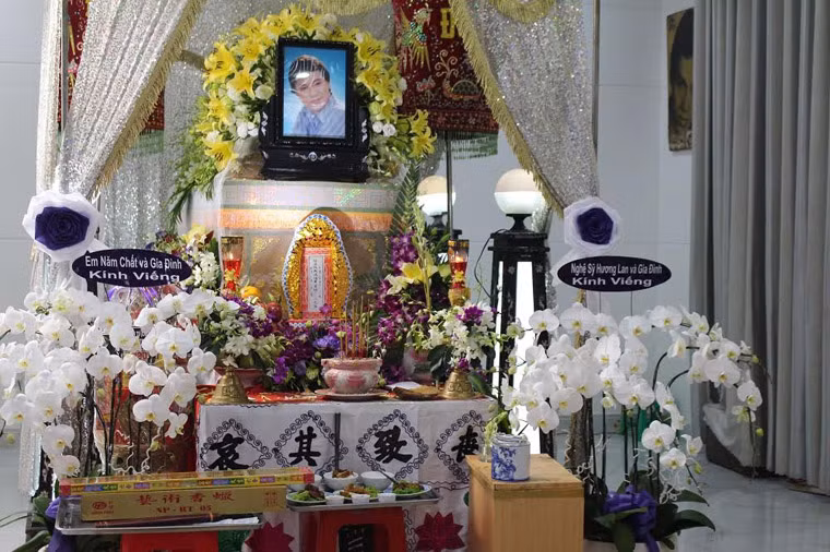 Nghệ sĩ ưu tú (NSƯT) Thanh Sang tên thật là Nguyễn Văn Thu, sinh năm 1943 tại tỉnh Bà Rịa- Vũng Tàu. Ông là nam nghệ sĩ cải lương tài danh của sân khấu cải lương phương Nam. NSƯT Thanh Sang qua đời ngày 21/4, hưởng thọ 74 tuổi.