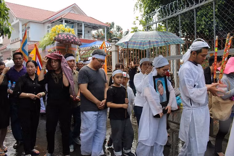 Tiễn đưa người nghệ sĩ tài hoa về đất mẹ.