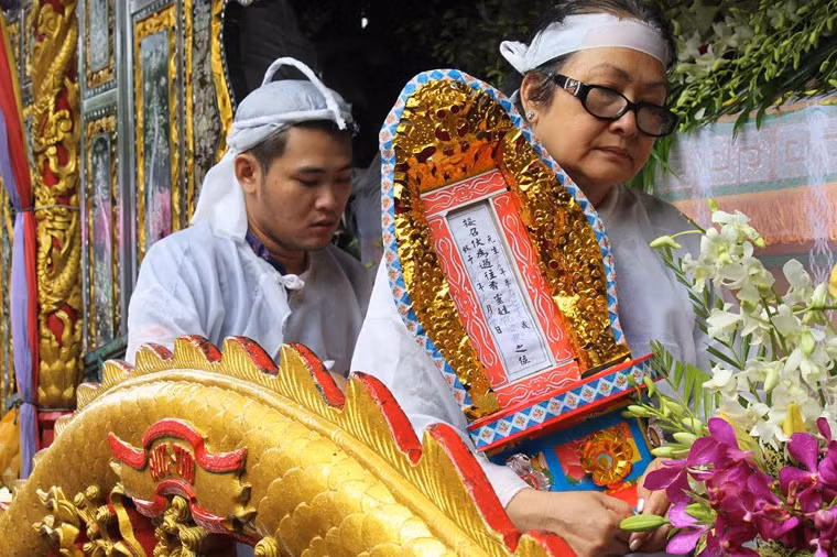 Vợ NSƯT Thanh Sang nén đau thương đưa chồng về nơi an nghỉ cuối cùng.