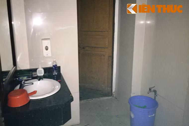 Tuy nhiên phát hiện bị Công an đang ráo riết truy tìm, Hiến đã cố thủ trong khu vực nhà vệ sinh cho đến rạng sáng. Tại đây, Hiến đã tắm rửa, giặt giũ quần áo...
