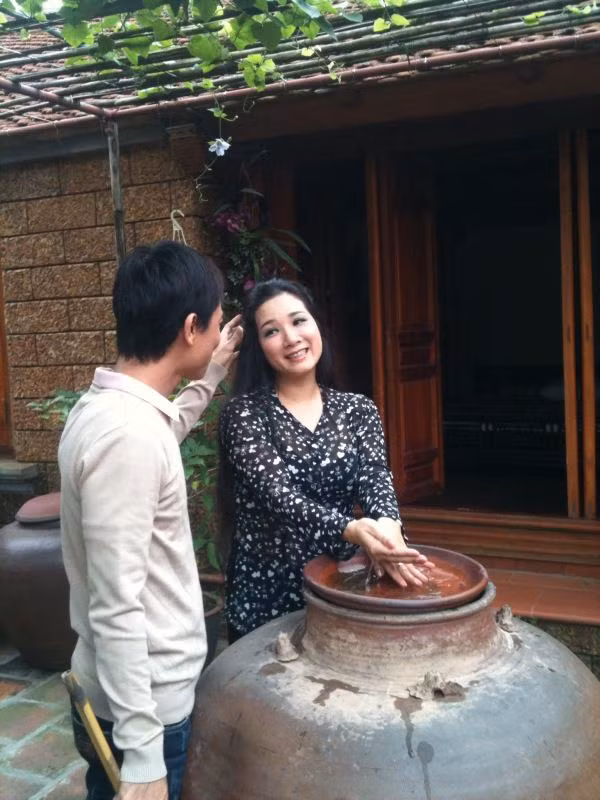 Trong suốt lễ cưới, cô dâu và chú rể sẽ trung thành với trang phục áo dài, khăn đóng. Đặc biệt, dù đã sống chung với nhau khá lâu nhưng họ vẫn thực hiện các thủ tục rước dâu, bái tạ tổ tiên đầy đủ. Theo đó, ngày 13/3, cô dâu Thanh Thanh Hiền sẽ “khăn gói” về nhà bố mẹ đẻ ở đường Nguyễn Trãi (Hà Nội) để sáng 14/3, đoàn nhà trai qua xin dâu. Sau khi xin dâu, cả hai sẽ cùng về nhà riêng ở phố Đào Tấn để làm lễ trước ban thờ tổ tiên trước khi đến khách sạn đón khách.