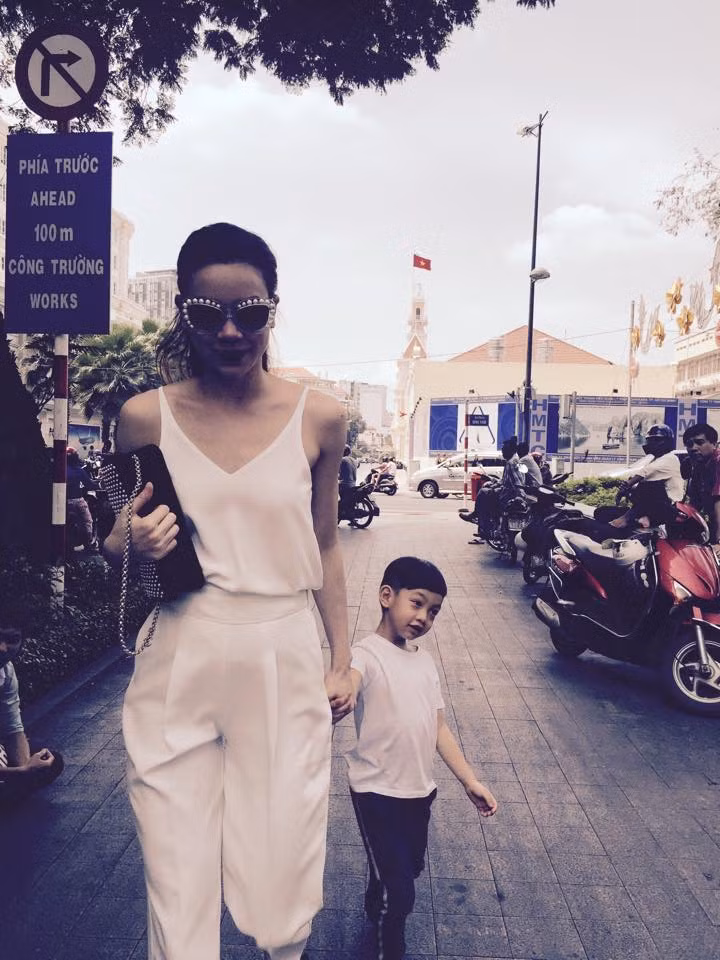  Con trai Hồ Ngọc Hà hớn hở và luôn tạo dáng ngộ nghĩnh khi "tay trong tay" với mẹ.