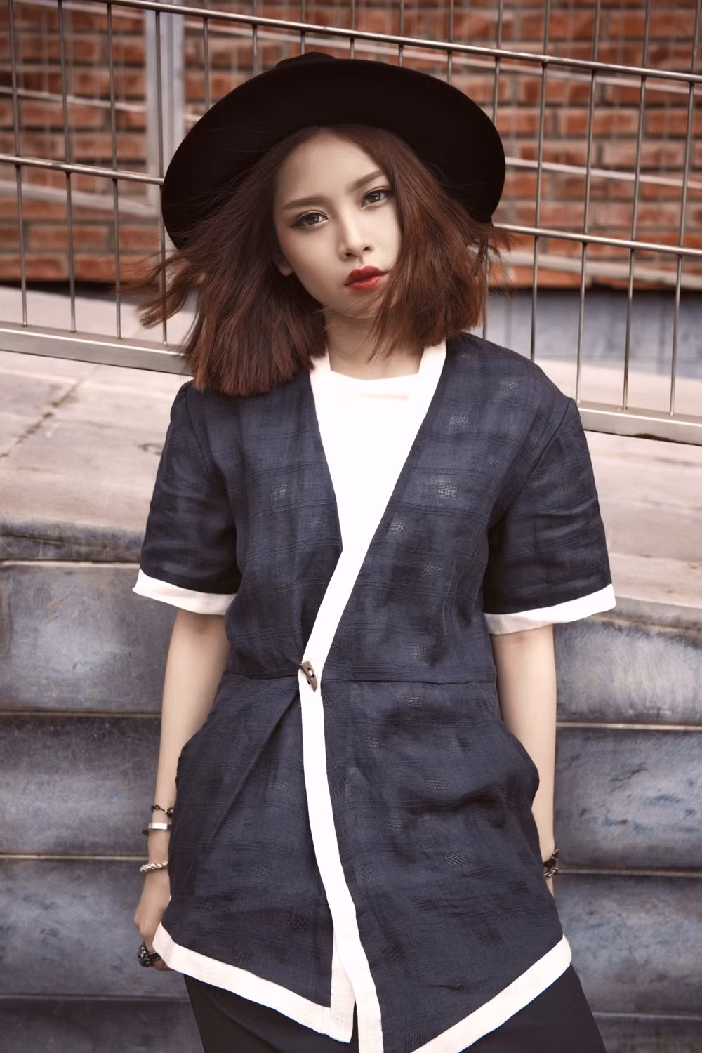  Hot girl Chi Pu khẳng định vị thế và khả năng không thua kém các đối thủ còn lại bằng chính sự sáng tạo và những vai diễn nhập tâm đến xuất thần trên sân khấu.