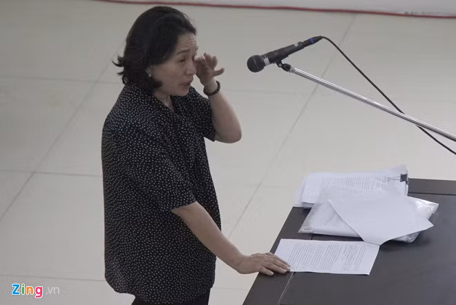 Bà Võ Thị Thanh Xuân khóc xin tòa xem xét tội danh cho bị cáo Nguyễn Xuân Sơn.