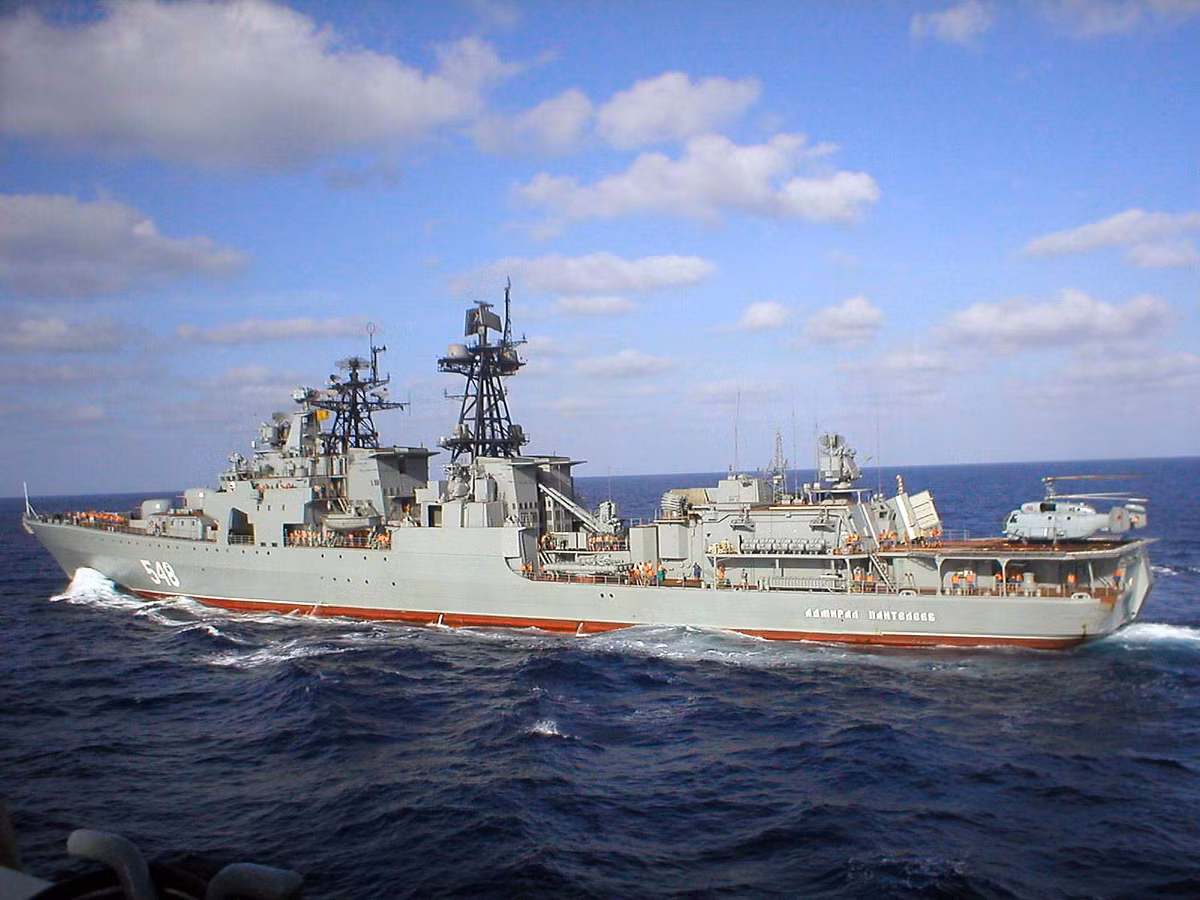 "Đội tàu hạm đội Thái Bình Dương đã vào cảng Tanjung Priok ở Indonesia để tham dự Indo Defence 2016". Đội tàu gồm soái hạm - khu trục săn ngầm Đô đốc Tributs, khu trục tên lửa Bystriy, tàu tiếp dầu Boris Butoma và tàu kéo Alatau", thông báo cho biết. Nguồn ảnh: Wiki