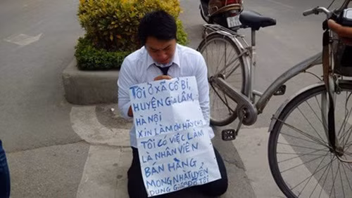 Thanh nien quy, khoc truoc cong VTV xin viec: Nen buon hay cuoi?