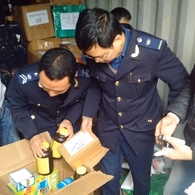 Tram chai ruou ngoai trong container cua can bo ngoai giao