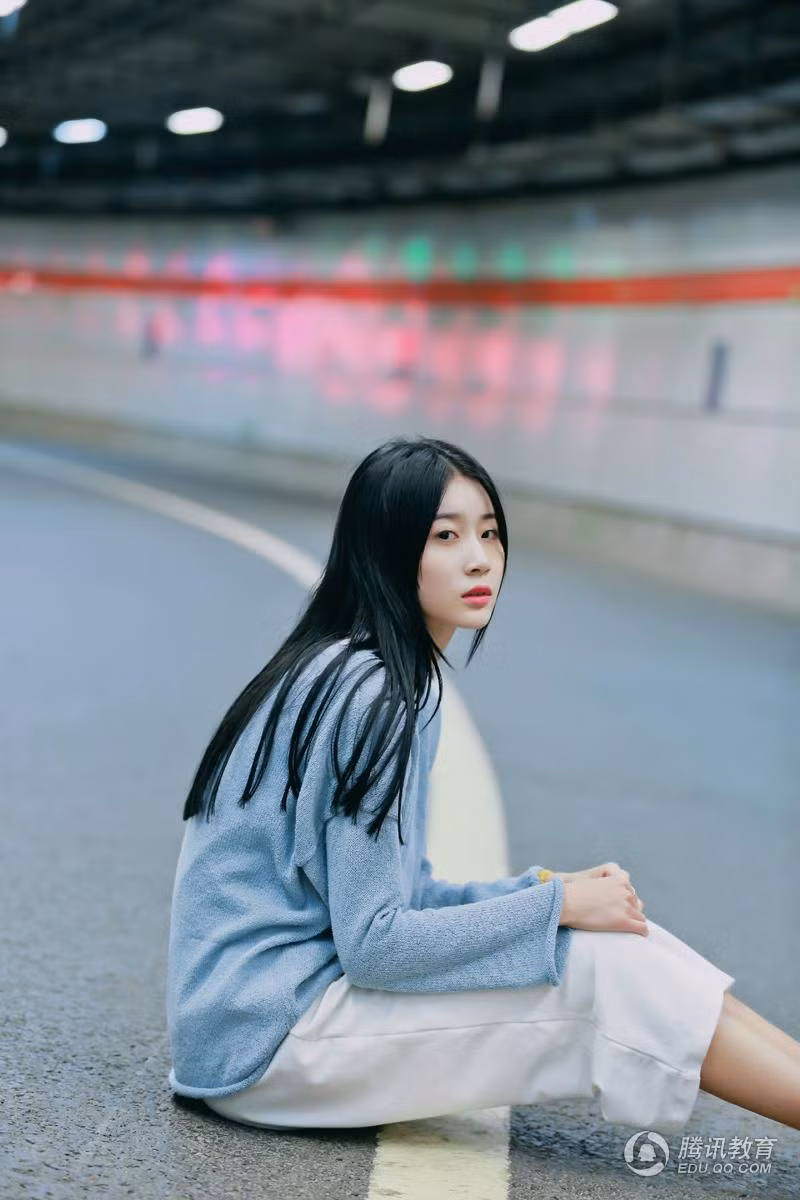 Cũng như nhiều nữ sinh theo đuổi nghệ thuật khác, Nhã Trác có sở thích khiêu vũ, ca hát, du lịch. Cô nàng đặc biệt yêu thích nhạc kịch và rất muốn gắn bó với môn nghệ thuật này.