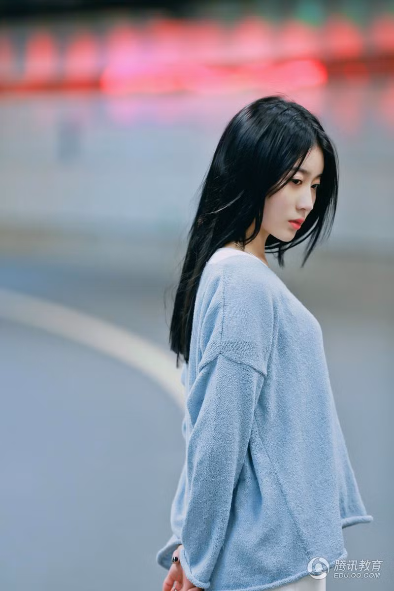 Trong cuộc sống đời thường, Nhã Trác được nhận xét là cô gái kín đáo, duyên dáng. Cư dân mạng gọi cô là "nữ thần phong cách" bởi mỗi hành động, cử chỉ của hot girl này đều rất tao nhã, thanh thoát.