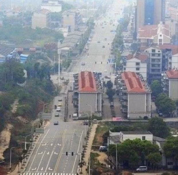 Hình ảnh này vô cùng khó tin và người ta không thể tưởng tượng được những nhà quy hoạch đô thị đã làm gì khi cả một dãy nhà nằm chắn gần hết con đường mà không có giải pháp.
