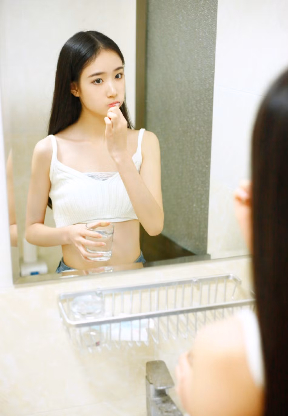 Không phụ công mong mỏi của cha mẹ, thầy cô, Nghiêu Nhi học hành rất chăm chỉ, thường xuyên giành được những vai chính trong các hoạt động diễn xuất của trường.