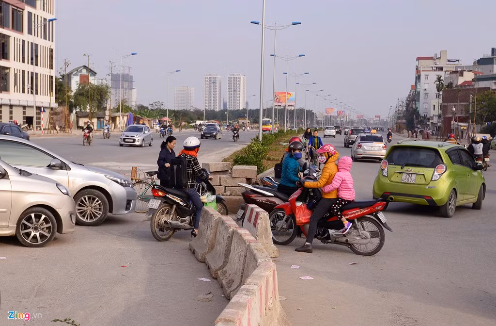 ... trong khi đó hàng loạt xe máy đi theo hướng Cầu Giấy, Láng về Xuân La, Nhật Tân cũng phá hàng rào bê tông ngăn cách để sang đường cho tiện.