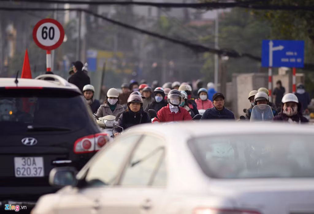 Vào giờ cao điểm sáng, liên tục xung đột giao thông xảy ra trên đường nghìn tỷ. Nguyên nhân chính được cho là dự án không bố trí đường dẫn xuống nút giao (chỉ có đường dẫn duy nhất tại nút Cầu Giấy).
