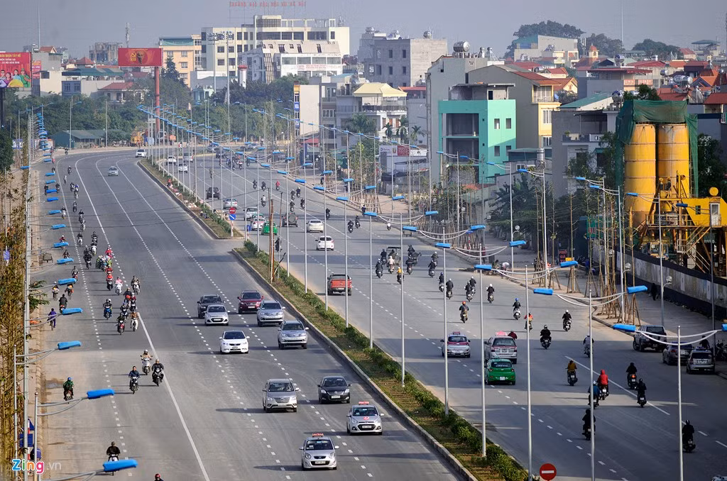 Ngày 17/1, tuyến đường vành đai 2 hay còn gọi là con đường nghìn tỷ với tổng mức đầu tư trên 6.000 tỷ đồng chính thức thông xe kỹ thuật, rút ngắn một nửa thời gian từ Nhật Tân về Cầu Giấy (Hà Nội).