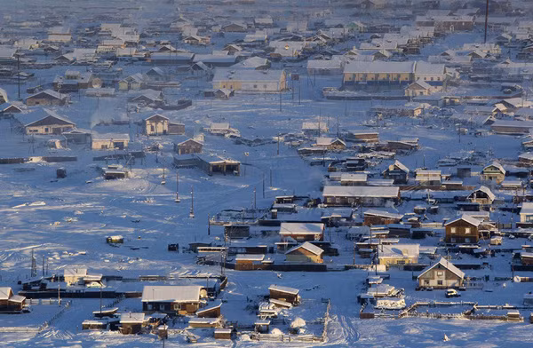 Nhiệt độ lạnh kỷ lục của làng đo được là -71,2 độ C. Nguyên nhân biến Oymyakon trở thành ngôi làng lạnh nhất hành tinh là bởi vị trí địa lý chỉ cách vòng cực Bắc 350km nên ngôi làng này có khí hậu cận cực, cực kì lạnh lẽo, đặc biệt là vào mùa đông.