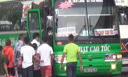 Ngày 15/6/2017, một số trang báo điện tử đăng tải video clip với tiêu đề “Cận cảnh cò dắt khách, nhận tiền boa ở chốn vô luật pháp giữa Thủ đô” phản ánh tại khu vực đường Khuất Duy Tiến gần chung cư Thăng Long Numberone và đường Nguyễn Xiển gần ngã tư Nguyễn Trãi, hàng ngày có nhiều xe ô tô chở khách chạy theo kiểu “rùa bò”, vô tư dừng bắt khách ngay trước mặt lực lượng chức năng. Ảnh cắt từ video.