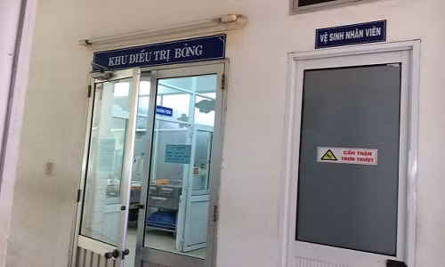 Phong ngu dot nhien boc chay, doi nam nu thuong vong
