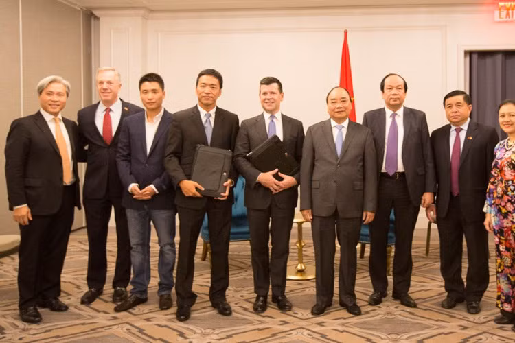 Hoạt động đầu tiên của Thủ tướng Nguyễn Xuân Phúc tại Mỹ là gặp Phó chủ tịch Tập đoàn Nasdaq Bob McCooey. Trước đó, ông Bob McCooey và ông Lê Hồng Minh, Chủ tịch kiêm Tổng giám đốc VNG, đã ký một thoả thuận về việc startup công nghệ này sẽ IPO trên sàn chứng khoán lớn thứ hai thế giới. Chiều 31/5, Thủ tướng Nguyễn Xuân Phúc gặp Tổng thống Donald Trump tại Nhà Trắng. Hai nhà lãnh đạo gặp riêng tại Phòng Bầu dục trước khi hội đàm song phương. Ảnh: Anh Nguyễn.