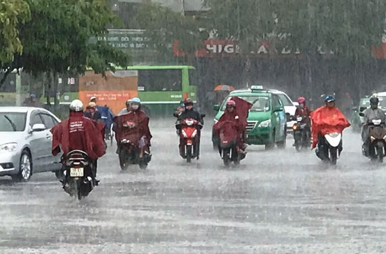 Đối lập với đợt nắng nóng ở miền Bắc, thời tiết Nam Bộ lại là những cơn mưa dông lớn. Ngày 4/6, nhiều nơi có gió rất mạnh, mưa lớn, nhiệt độ hạ thấp còn dưới 30 độ C.