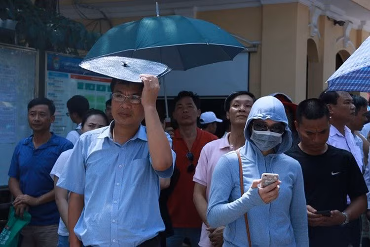 Càng về giữa trưa, nhiệt độ ngoài trời ở Hà Nội tăng cao qua con số 40 độ C khiến ít người dám ra đường. Đây cũng là thời điểm kỳ thi lớp 10 đang diễn ra. Các phụ huynh đã trải qua khoảng thời gian mệt nhoài với cái nóng như thiêu như đốt của đợt nóng kỷ lục ở Hà Nội. Ảnh Thanh Hùng/Vietnamnet.