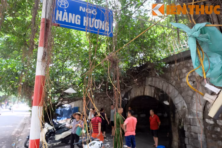 Anh: Can canh 127 vom cau o pho co Ha Noi sap duc thong-Hinh-8