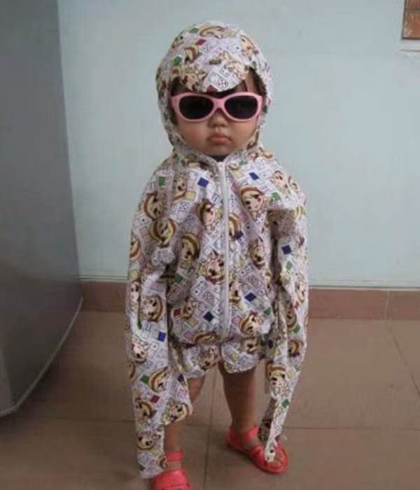 Các nhóc tì cũng được "ngụy trang" kín mít khi ra đường.
