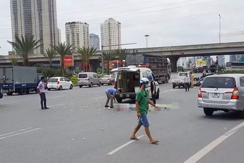 Vụ tai nạn giao thông xảy ra hôm 16/6 đã khiến một cô gái trẻ tử vong. Thông tin cho hay, khoảng 11h, trên Đại lộ Thăng Long (Hà Nội), cô gái tên tên Ng. (SN 1994, quê ở Hoằng Hóa, Thanh Hóa) đang điều khiển xe đạp điện di chuyển thì va chạm với xe bồn mang BKS 34C - 168.15.