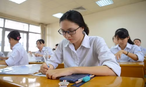 Trong trường hợp thí sinh bị ốm, tai nạn trong khi thi: Trường hợp nhẹ có thể điều trị tại phòng y tế điểm thi, Trưởng điểm thi phải xin ý kiến Trưởng Ban coi thi quyết định cho hay không cho thí sinh làm bù thời gian gián đoạn tùy vào thực tế bài thi và thời gian gián đoạn. Trường hợp phải đi bệnh viện cấp cứu, bệnh viện cấp cứu phải chọn là bệnh viện cấp quận, huyện trở lên. Cả hai trường hợp, thư kí điểm thi phải lập biên bản bất thường để ghi nhận sự việc.