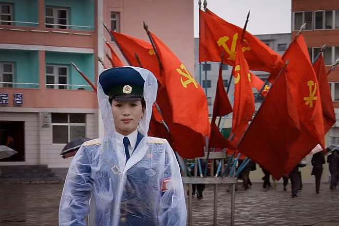 Chương trình tuyển chọn nữ cảnh sát Triều Tiên với vẻ ngoài xinh đẹp được giới thiệu từ những năm 1980 và đã có hơn 37 năm lịch sử. Thời điểm đó, giao thông tại Bình Nhưỡng vẫn khá bình yên và thưa thớt xe cộ. Hiện tại, lượng xe hơi ở Triều Tiên đã tăng khá nhiều, thậm chí những xe hạng sang cũng xuất hiện.