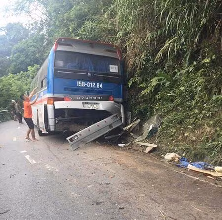 Hậu quả vụ tai nạn thương tâm ở Tam Đảo khiến 2 phụ huynh là bà Nguyễn Thị Oanh (trú tại xã Tân Tiến) và bà Vũ Thị Đông (trú tại xã Lê Lợi, huyện An Dương) tử vong, khoảng 10 học sinh xây xát nhẹ đã được cấp cứu kịp thời tại bệnh viện. Ảnh: FB.