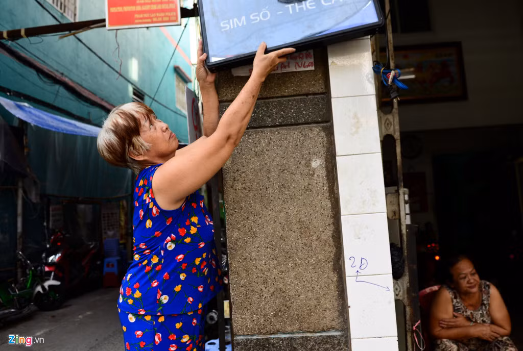 Hai chị em bà Lê Thị Tuyết bán tạp hóa chia sẻ: "Chúng tôi sáng bán cơm, bán tạp hóa kiếm sống qua ngày. Đường thi công làm mấy bữa nay không bán được gì, giảm 50% thu nhập".