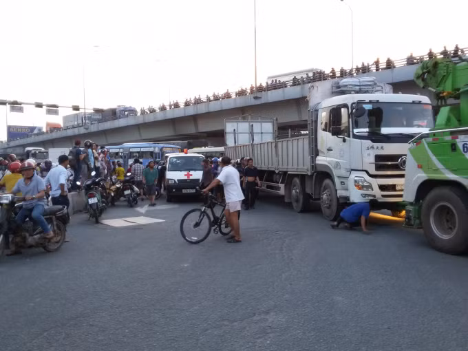 Va chạm đã khiến chị Hiền ngã xuống đường bị bánh xe tải cán chết tại chỗ. Người ngồi sau bị thương ở chân nhanh chóng được chuyển tới bệnh viện. Người nhà nạn nhân đã gây náo loạn, không cho xe chở thi thể nạn nhân về nhà xác. Vụ việc đã khiến giao thông qua khu vực bị tắc nghẽn nghiêm trọng trong nhiều giờ. Ảnh: Pháp luật Plus.