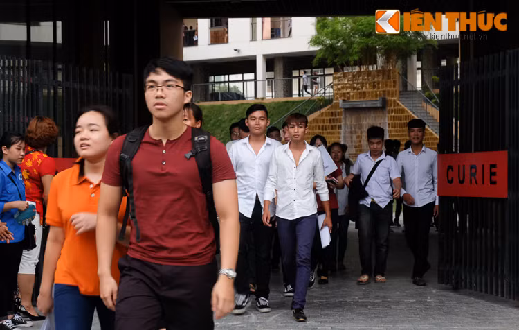 Đa số thí sinh khá lo lắng về việc có thể xảy ra lỗi khi chọn đáp án trắc nghiệm. Một số cho rằng thời gian thi không đủ để học sinh vừa giải bài, vừa chọn đáp án, có những câu vẫn chọn "ngẫu nhiên" may rủi.