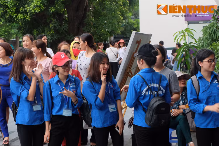 ...Hay sự cổ vũ, tiếp sức của các thanh niên tình nguyện, chính là động lực của các thí sinh trong kỳ thi quan trọng này. Ngày mai, các thí sinh sẽ thi bài thi tổ hợp khoa học tự nhiên và ngoại ngữ.