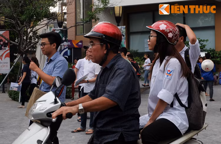 Sự ân cần chăm sóc của các bậc phụ huynh..