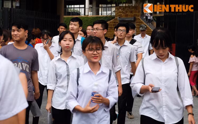 4h chiều nay (ngày 22/6), hơn 860.000 thí sinh trên cả nước kết thúc môn thi Toán trong kỳ thi THPT quốc gia 2017. Năm nay, lần đầu tiên môn toán kỳ thi THPT quốc gia làm bài theo hình thức trắc nghiệm khách quan.
