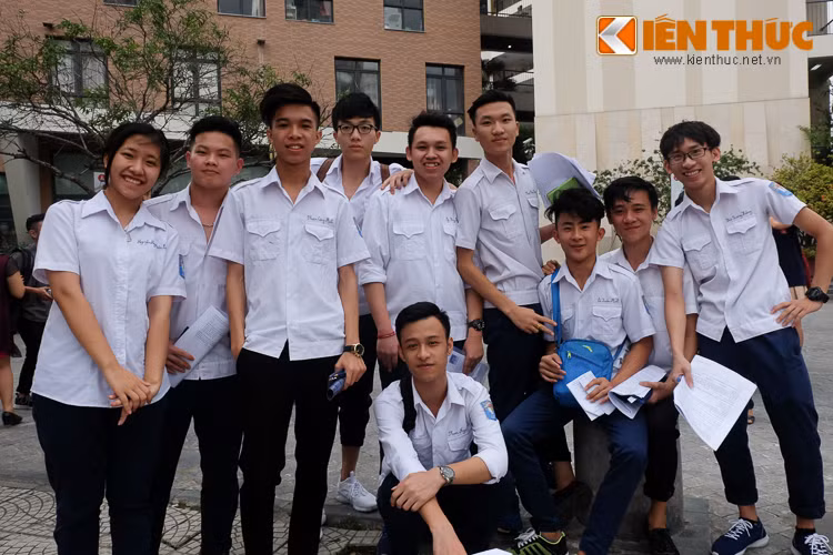 Nụ cười vui vẻ, tự tin của các sĩ tử sau ngày thi thử thách đầu tiên.