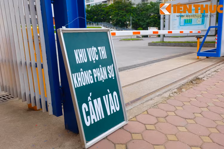 7h sáng, cổng vào khu vực thi đã đóng lại.