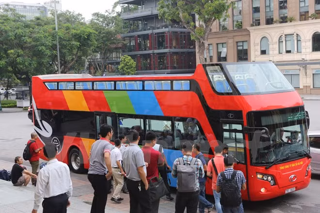Chiếc xe buýt được sơn màu chủ đạo đỏ tươi khá nổi bật. Ảnh: Minh Sơn/Vietnam+.