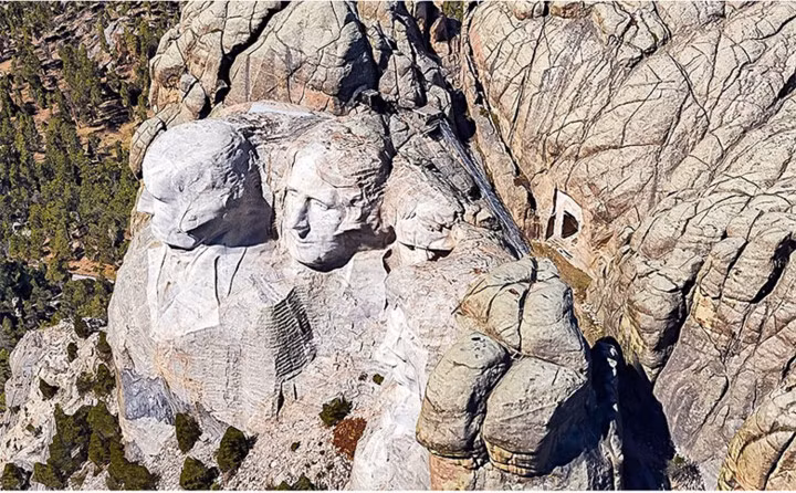 Phòng bí mật trên núi Rushmore, Mỹ: Ngoài những bức tượng nổi tiếng của các vị tổng thống vĩ đại nhất nước Mỹ, núi Rushmore còn có một căn phòng bí mật bên trong núi đá. Căn phòng lưu giữ các bản sao tài liệu lịch sử quan trọng. Lối vào căn phòng này bị chặn bởi một cửa đá granit, được trang bị với một cơ chế khóa hiện đại.