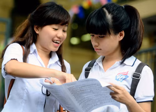 Thông tin thêm về quy chế kỳ thi tuyển sinh vào lớp 10 năm học 2017 - 2018, ông Ngô Văn Chất, Trưởng phòng Quản lý và kiểm định chất lượng giáo dục, Sở Giáo dục và Đào tạo Hà Nội cho biết: Những thí sinh phạm lỗi một lần, nhìn bài hoặc trao đổi bài với thí sinh khác sẽ bị khiển trách. Hình thức cảnh cáo được áp dụng với thí sinh tiếp tục vi phạm quy chế sau khi bị khiển trách, thí sinh trao đổi bài hoặc giấy nháp với thí sinh khác, thí sinh chép bài của thí sinh khác hoặc để thí sinh khác chép bài của mình.