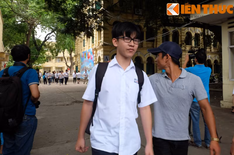 Nhiều người thân đã nhanh chóng có mặt tại trường thi để động viên các sĩ tử vừa trải qua bài thi đầu tiên.