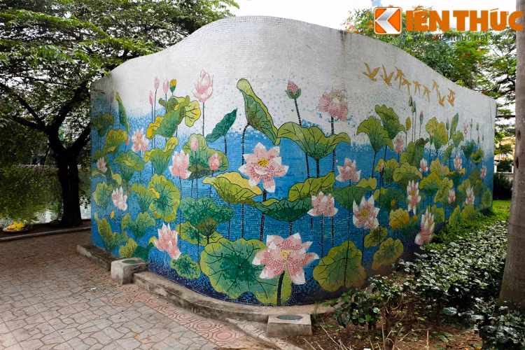 Màu sắc hài hòa, bắt mắt, bức tường gốm khiến nhiều người thích thú ngắm nhìn.