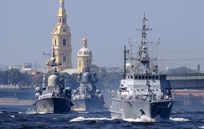 Ông Putin nhấn mạnh Nga buộc phải coi việc mở rộng NATO, cũng như phát triển cơ sở hạ tầng quân sự của tổ chức này ở gần biên giới Nga, là một trong những mối đe dọa tiềm tàng đối với an ninh Nga. Do đó, Nga dành ưu tiên cao nhất cho việc tái trang bị kỹ thuật hiện đại cho lực lượng vũ trang, bao gồm hiện đại hóa Hải quân.