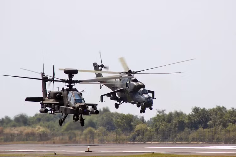 Bán kính tác chiến của AH-64 khoảng 550km, phạm vi hoạt động tối đa 2.100km, trần bay lên tới 6.400m. Đây hiện là dòng trực thăng tấn công tốt nhất thế giới.