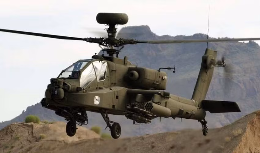 AH-64 Apache được đưa vào thực chiến vào năm 1989 tại cuộc chiến Panama, sau đó chúng liên tục có mặt trong các cuộc can thiệp của Mỹ khắp nơi trên thế giới.