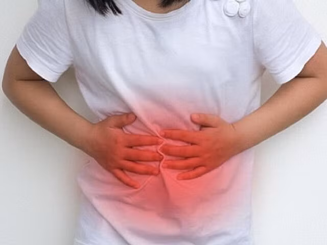 Bên cạnh đó, người bị xuất huyết dạ dày cần uống nhiều nước, tránh để bụng quá đói hoặc quá no. Ảnh: nilp.