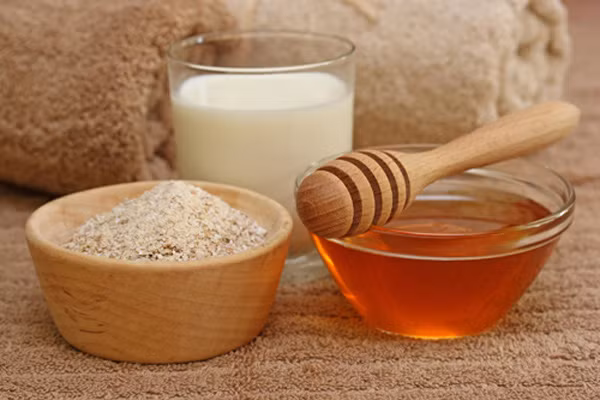 Sau khi rửa mặt thật sạch, bạn thoa đều hỗn hợp này lên mặt và kết hợp massage nhẹ nhàng trong 15 phút. Ảnh: quanaotap.